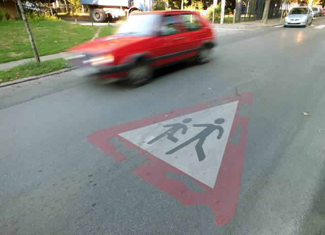 Da li treba dodatno ograničiti brzinu na auto-putevima i u gradovima?