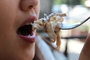 Da li večera goji: Nutricionistkinja otkriva kada možete jesti bez griže savesti