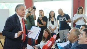 Da li zaposlenje ćerke dr Dragana Milića u Kliničkom centru Niš potvrđuje spekulacije o njegovoj „tajnoj saradnji“ sa naprednjacima?