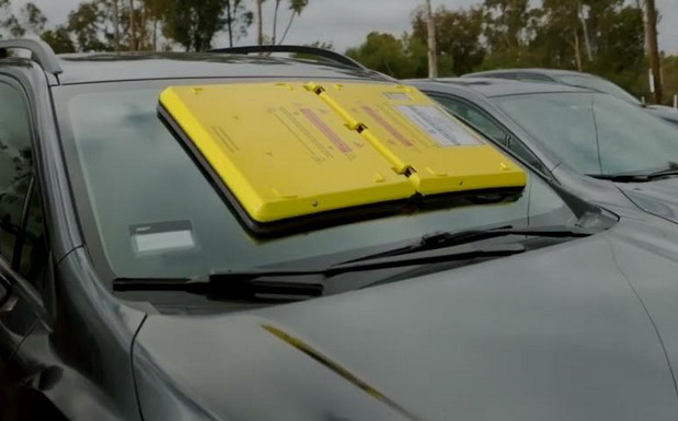 Da li znate čemu služi čudna žuta velika plastika na auto staklima?