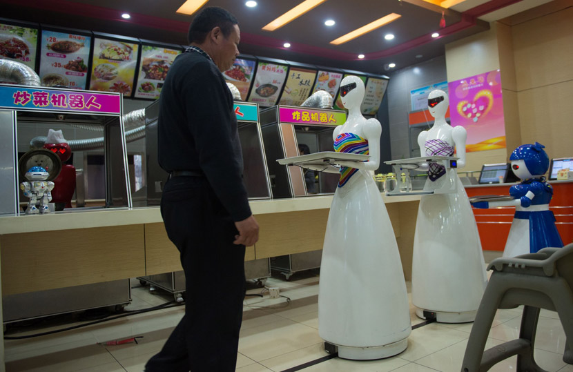 Da, počelo je: Roboti su u ovom restoranu zamenili prave konobare, a jeftiniji su od njihovih plata (FOTO) (VIDEO)