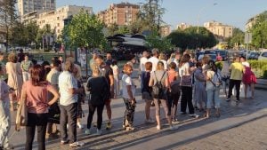 Da se čuje i moj glas i smenimo ovu vlast: Potpisivanje peticije za vanredne izbore u Kragujevcu (FOTO)