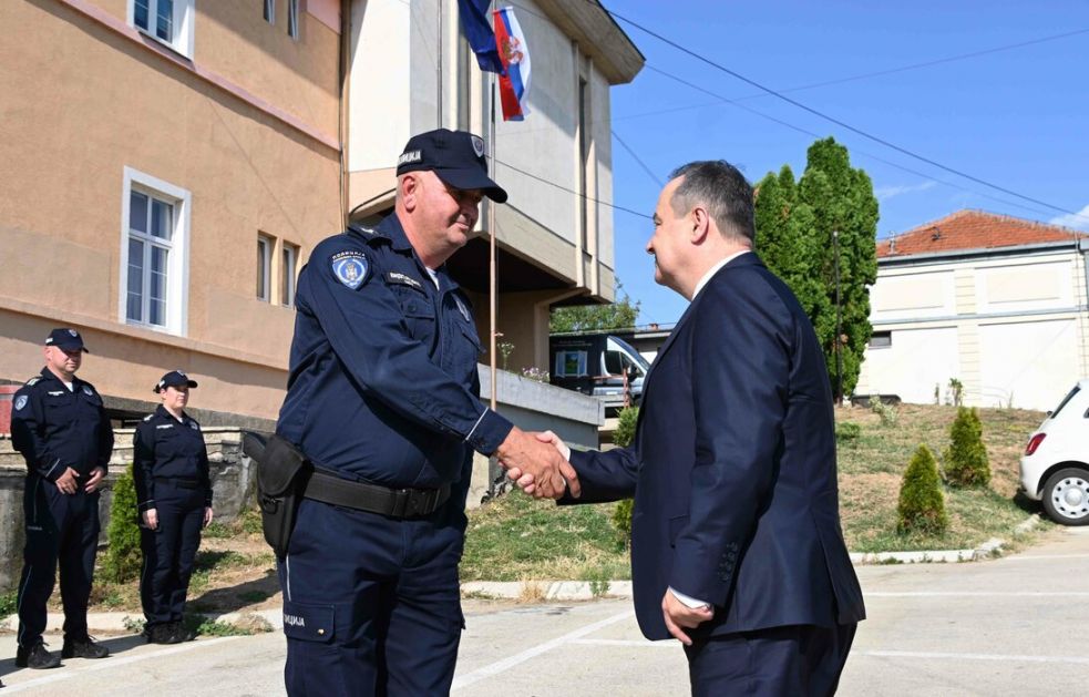 Dačić obišao policijsku stanicu u Knjaževcu:MUP će nastaviti da ulaže u opremu, obuku