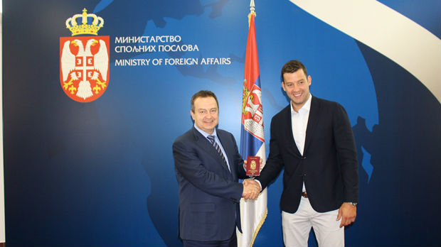 Dačić uručio diplomatski pasoš Filipu Filipoviću
