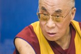 Dalaj Lama dodirivao Lejdi Gagu: Isplivao kontroverzni snimak VIDEO