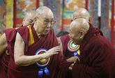 Dalaj Lama poljubio dečaka u usta: Tražio da mu sisa jezik VIDEO
