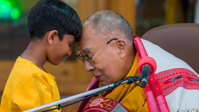 Dalaj Lama se izvinjava što je ljubio dečaka