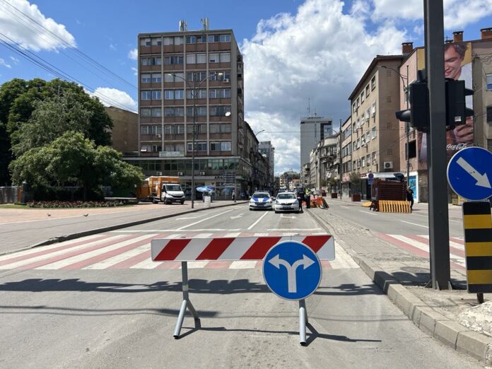 Dan posle Vučićevog mitinga u Nišu – sklanjuje se ograde, centar i dalje neprohodan
