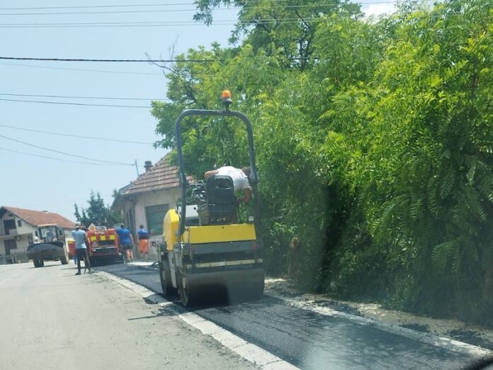 Dan posle Zbora počelo asfaltiranje trotoara u Ulici Milena Jovanovića i Arsenija Čarnojevića u Prokuplju