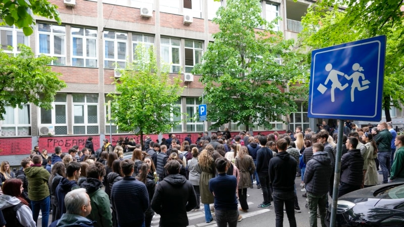 Dan posle napada: Cveće za nastradale ispred škole u Beogradu