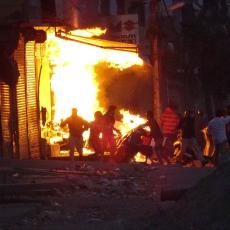 Dan pošto je SEDMORO  LJUDI POGINULO nastavljeni sukobi u Nju Delhiju: Hindusi KAMENOVALI MUSLIMANE (FOTO/VIDEO)