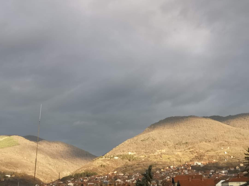 Danas Toplo i vetrovito, stižu pljuskovi i grmljavina, za vikend obilne padavine i sneg na planinama