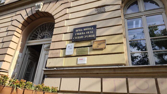 Danas ispred gimnazije skup podrške učenicima i profesorima niškog „Sremca“