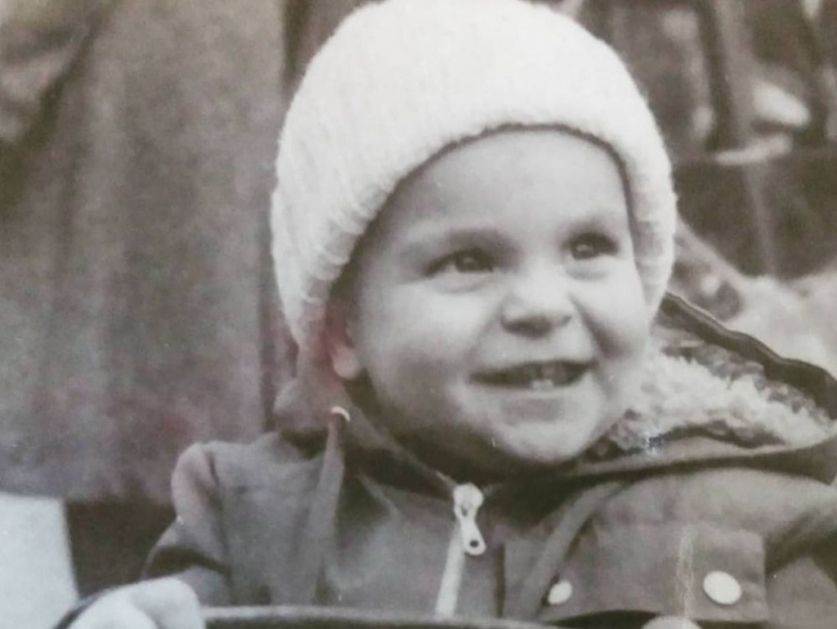 Danas je velika glumačka zvezda, a žene se doslovno otimaju oko njega: Prepoznajete li dečaka sa fotografije?