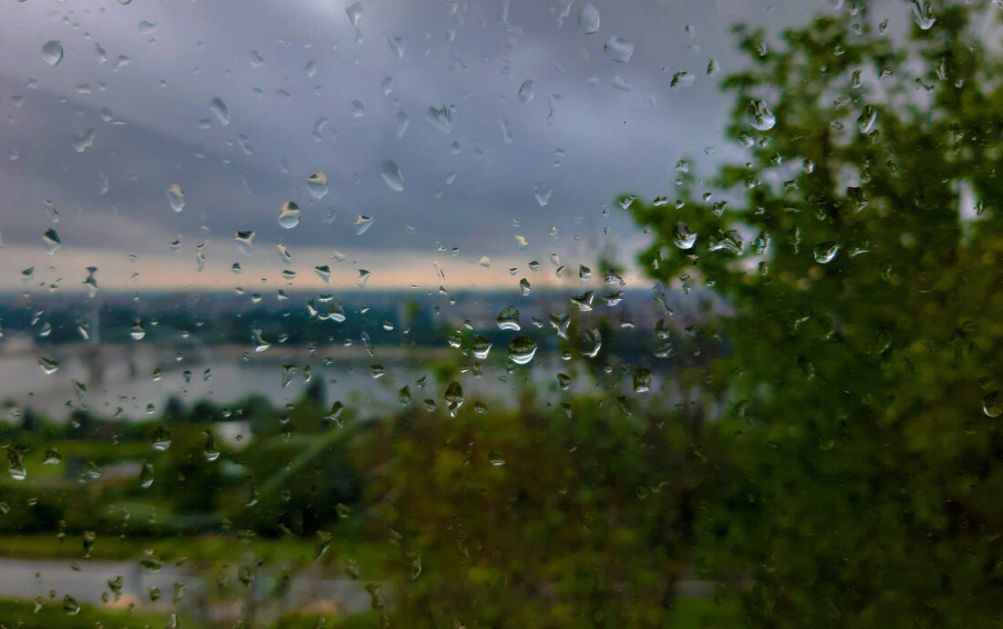 Danas oblačno i osetno svežije vreme, povremeno sa kišom; RHMZ izdao upozorenje zbog jakog nevremena