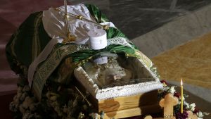 Patrijarh Irinej sahranjen u hramu Svetog Save (FOTO)