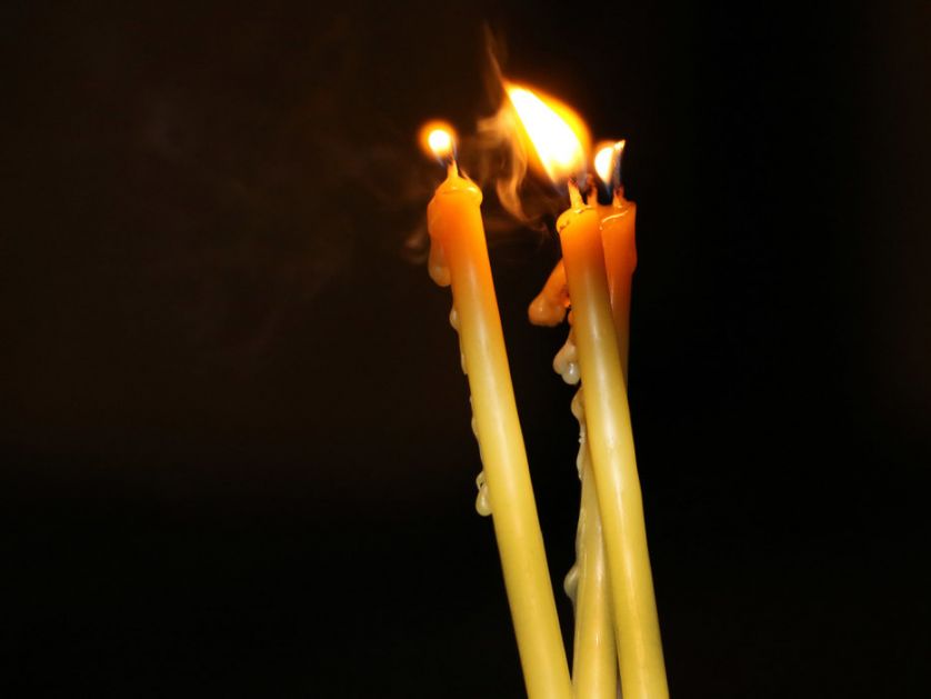 Danas su Miholjske zadušnice – molitvama i paljenjem sveća sećamo se preminulih