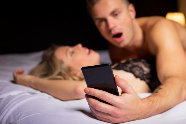 Današnji muškarci više vole da se probude uz Fejsbuk nego uz seks