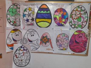 Deca i “Vesele komšije” iz Niša ukrasili zgradu pred Uskrs