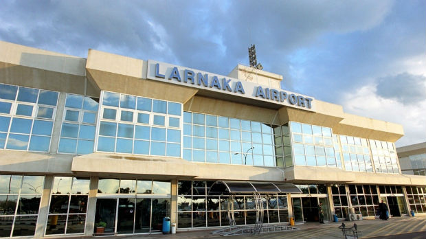 Deca iz Srbije zarobljena na aerodromu u Larnaki