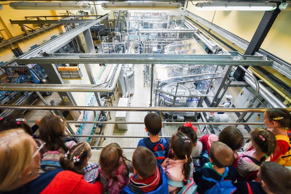 Deca iz vrtića „Petar Pan“ iz Novog Sada posetila fabriku vode „Jazak“