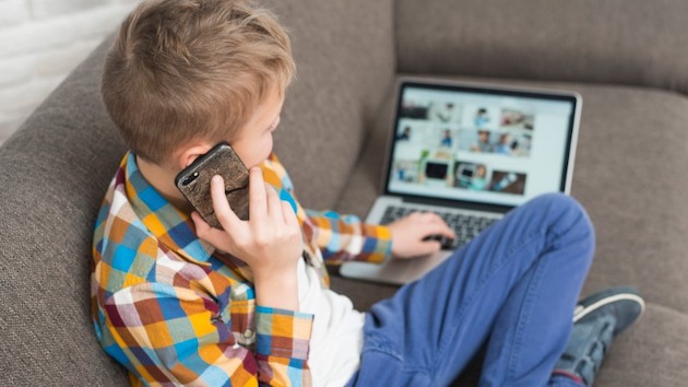 Deca u Srbiji svakodnevno koriste internet od tri do sedam sati