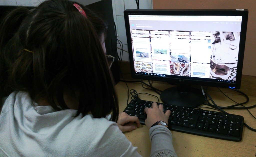 Deca u Srbiji u proseku provode tri sata na internetu