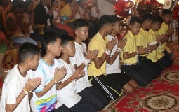 
					Dečaci spaseni iz pećine u Tajlandu povlače se u budistički hram 
					
									