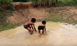 Dečaci su se igrali u reci, a onda iz vode izvukli nešto što bi 90 posto ljudi nateralo u beg! (VIDEO)