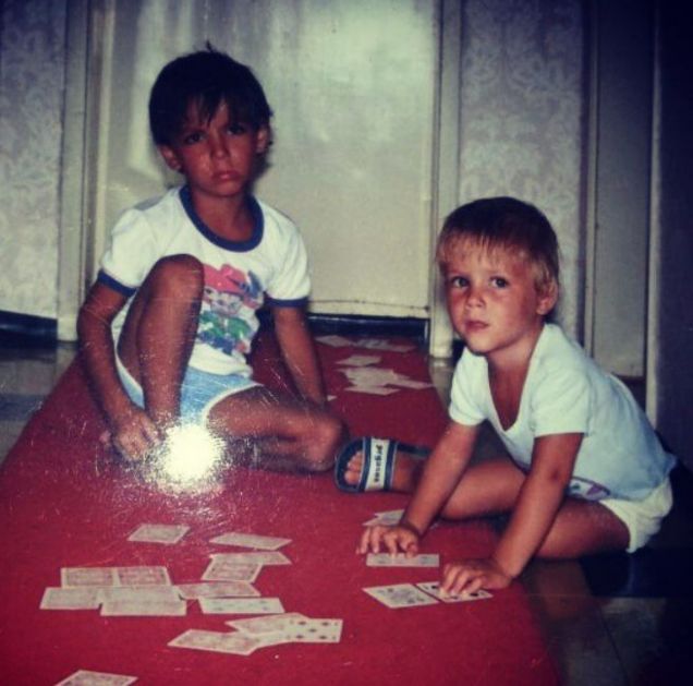 Dečak sa slike u poslednje vreme deli samo lepe vesti: Verio devojku, rasprodao 2 koncerta, možete li da ga prepoznate?