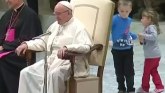 Dečak se popeo na binu tokom obraćanja Pape