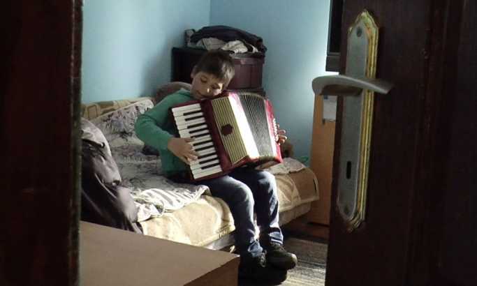 Dečaka častio harmonikom