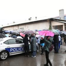 Dece i roditelji okupljeni ispred Hale sportova u Kosovskoj Mitrovici: Tzv. kosovska policija ne dozvoljava im da uđu (FOTO)