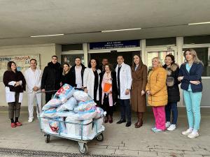 Dečije klinike u Nišu prepune ove zime, paketićima ih obradovali studenti