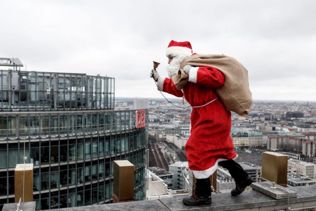 Deda Mraz opljačkao banku? Novac je leteo unaokolo