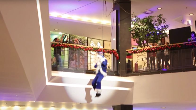 Deda Mraz skočio sa drugog sprata tržnog centra u Beogradu! (VIDEO)