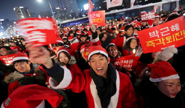 Deda Mrazevi tražili ostavku predsednice Južne Koreje