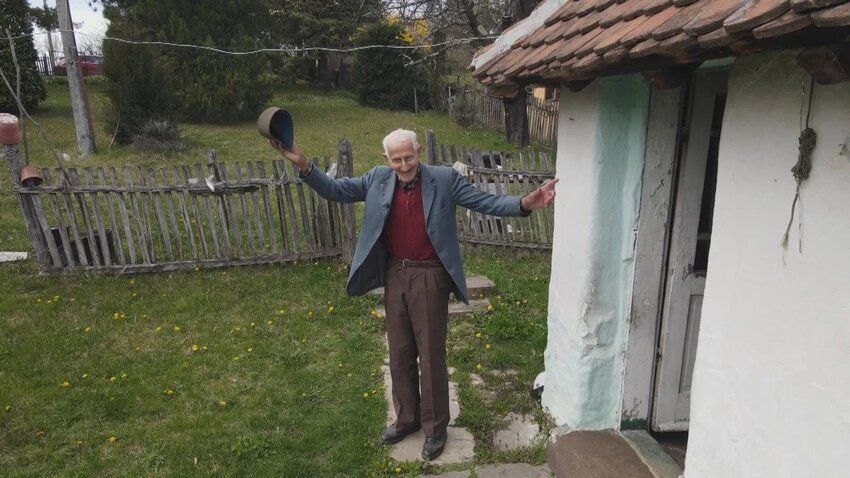 Deda Radovin proslavio 100. rođendan, još rilja baštu, cepa drva i žali jedino za decom u belom svetu