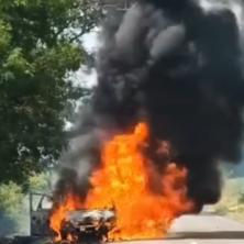 Deda izvlačio unuku iz plamena: Vatra progutala celo vozilo, hitne službe na terenu (VIDEO)