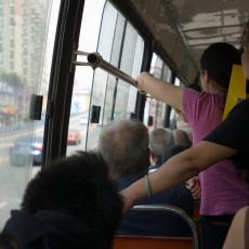 Deda ušao u beogradski autobus, izvadio PE*NIS, pa se trljao o devojke: Kada je otkriven počeo da PRETI