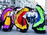 Defile folkloraca iz Kine, Kostarike, Meksika i Bolivije na niškim ulicama 