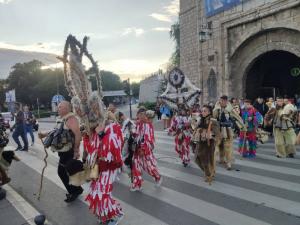 Defile maski i kostima sa bugarskog festivala Surva u centru Niša