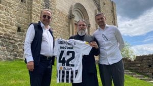 Delegacija Partizana posetila manastir Đurđevi stupovi, crno-beli učestvuju u humanitarnoj akciji za pomoć bolesnoj deci iz Novog Pazara