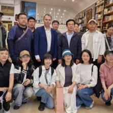 Delegacija Pekinškog umetničkog pozorišta u Adligatu - Kutak književnika Mo Jena