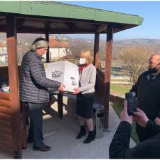 Delegacija Velike Plane u poseti Makedoniji: Školi u Vratnici poklonili laptop,  skener i štampač