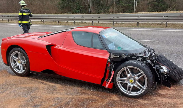 Delovi Ferrari Enza zbog siline udarca leteli 200 metara od mesta nesreće
