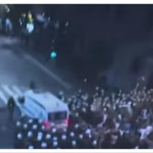 Demantovana notorna laž: Policija je tokom sukoba pustila vozilo Hitne da prođe - blokaderi su pokušali to da iskoriste i uđu unutra (VIDEO)