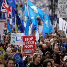 Demonstracije u Londonu povodom Bregzita! Stotine hiljada ljudi na ulicama PROTIV izlaska Velike Britanije iz EU! (FOTO)