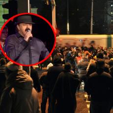 Demonstranti PREKINULI KONCERT Harisa Džinovića u Banjaluci! Popeli se na binu i ZABRANILI MU DA PEVA! Specijalci na ulicama! (FOTO/VIDEO)