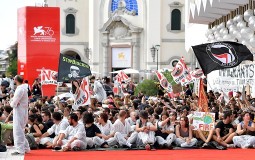 
					Demonstranti blokirali crveni tepih u Veneciji 
					
									